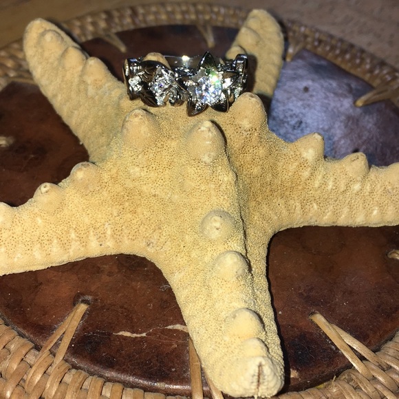 5 Stone Flower 🌸 Ring - Picture 5 of 8